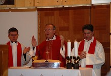 msgr. dr. Anton Stres daruje sv. mašo v kapeli karmela v Sori
