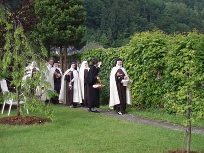 procesija z Najsvetejšim po vrtu