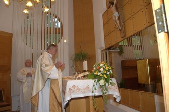 ob oltarju, god sv. Terezike 2014