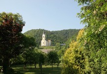 pogled z vrta karmela v Sori na župnijsko cerkev 