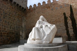 sv. Terezija Ávilska, kip ob obzidju poleg mestnih vrat, Ávila 